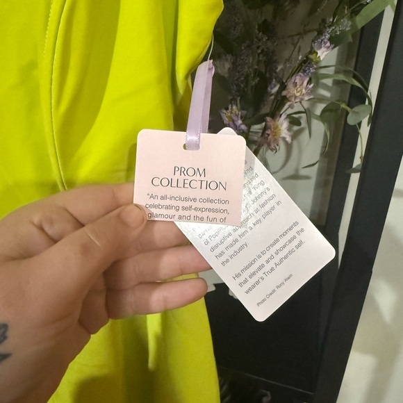 Johnny wujek Green Off-Shoulder Ruffled Slit Prom Dress size 5 - Picture 5 of 12